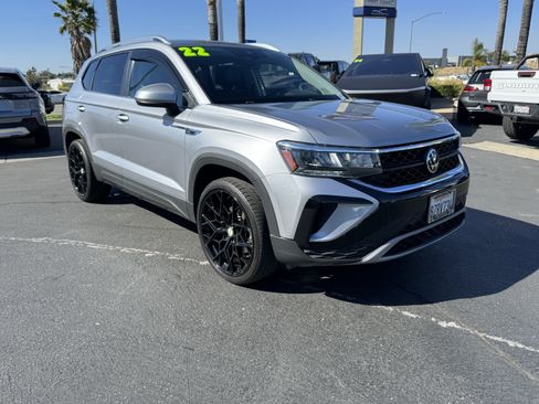 Used 2022 Volkswagen Taos SE w/ IQ.Drive SE Package image 2