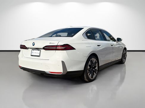 Used 2025 BMW 530i image 3