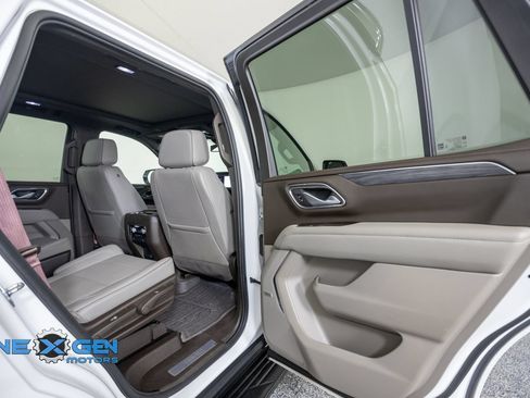 Used 2023 GMC Yukon SLT AWD/4WD image 32