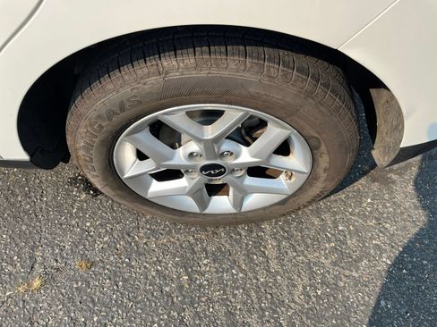 Used 2025 Kia Soul LX w/ LX Technology Package FWD image 30