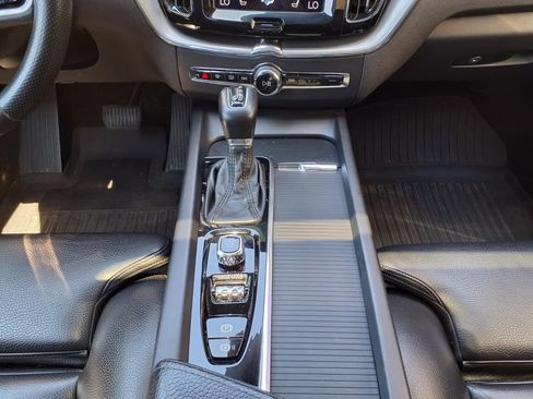 Used 2019 Volvo XC60 T5 Momentum w/ Multimedia Package AWD/4WD image 19