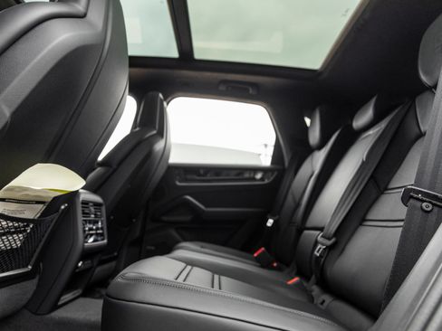 New 2025 Porsche Cayenne Turbo AWD/4WD image 35