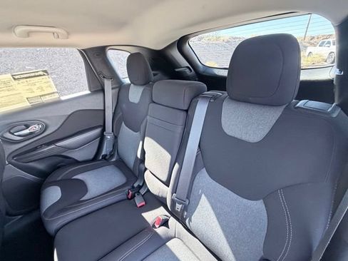 Used 2016 Jeep Cherokee Sport FWD image 21