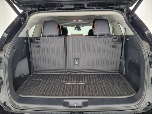 Used 2023 Toyota Highlander XLE AWD/4WD image 34