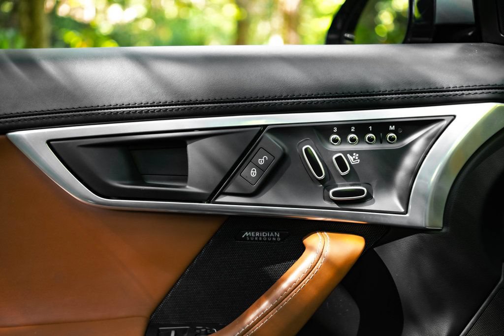 Used 2019 Jaguar F-TYPE Convertible AWD image 35
