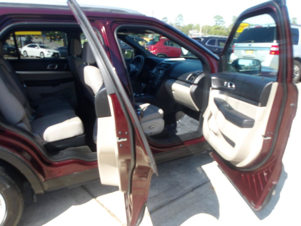 Used 2018 Ford Explorer XLT FWD image 6