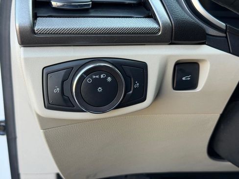 Used 2019 Ford Fusion SE FWD image 30