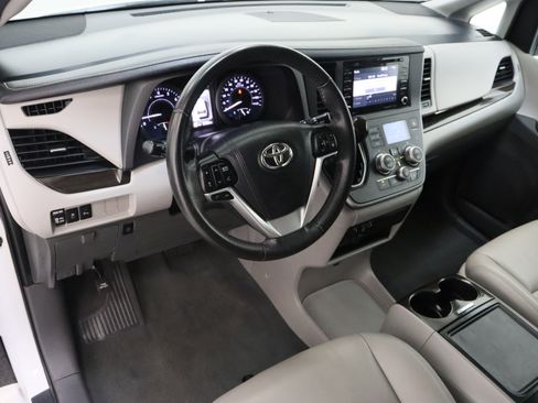 Used 2020 Toyota Sienna XLE w/ XLE Navigation Package image 13