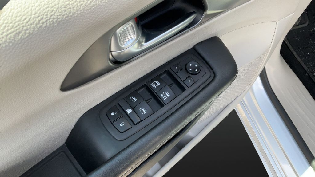 Used 2024 Chrysler Pacifica Touring-L FWD image 30