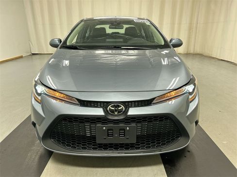 Used 2022 Toyota Corolla LE image 3