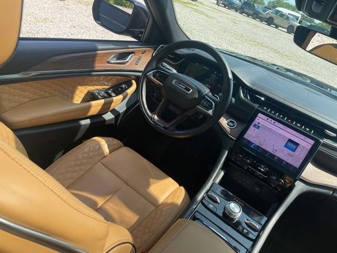 Used 2025 Jeep Grand Cherokee Summit AWD/4WD image 23