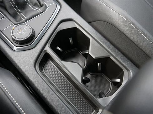 Certified 2024 Volkswagen Tiguan SE R-Line image 35