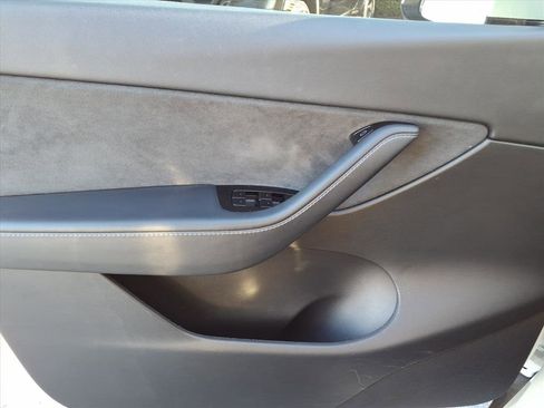 Used 2021 Tesla Model Y Long Range image 22