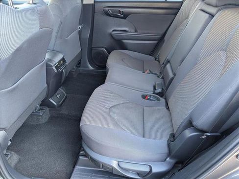 Used 2025 Toyota Highlander LE image 19