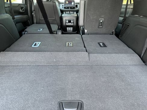 Used 2023 GMC Yukon SLT w/ SLT Luxury Package image 18