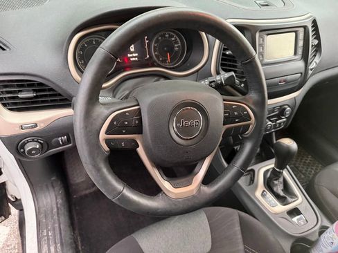 Used 2018 Jeep Cherokee Latitude w/ Altitude Package FWD image 8