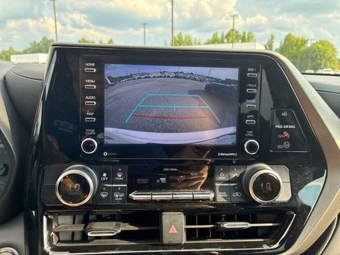 Used 2021 Toyota Highlander L FWD image 9