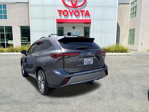 Used 2022 Toyota Highlander Platinum FWD image 5