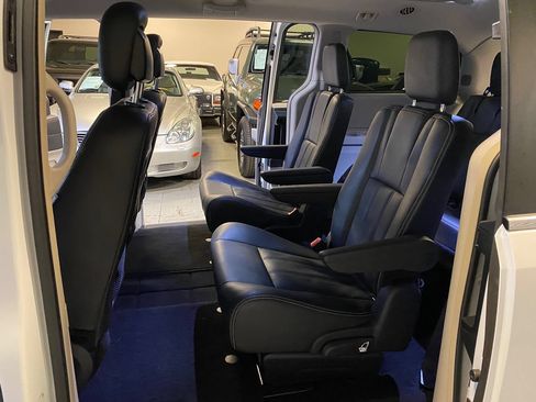 Used 2016 Chrysler Town & Country Touring FWD image 20