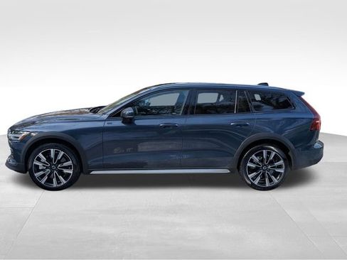 Certified 2025 Volvo V60 B5 Cross Country Ultra image 4