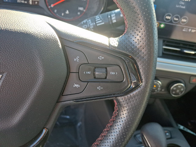 Used 2025 Chevrolet Trax RS w/ Sunroof Package FWD image 22