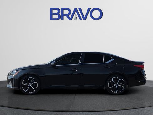 Used 2023 Nissan Altima 2.5 SR FWD image 2
