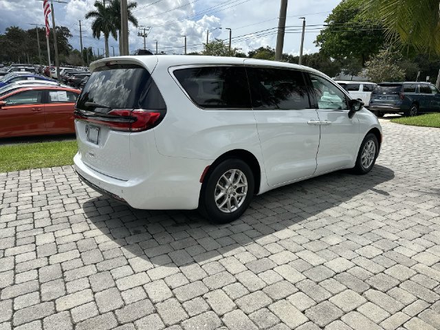 Used 2024 Chrysler Pacifica Touring FWD image 37