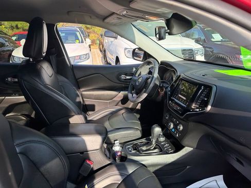 Used 2019 Jeep Cherokee Limited w/ Luxury Group AWD/4WD image 3