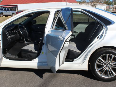 Used 2017 Toyota Camry SE w/ Moonroof Package image 6