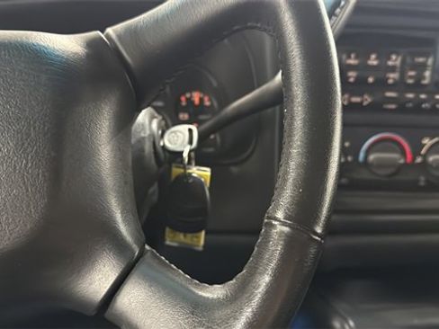 Used 2002 Chevrolet Avalanche 2500 image 18