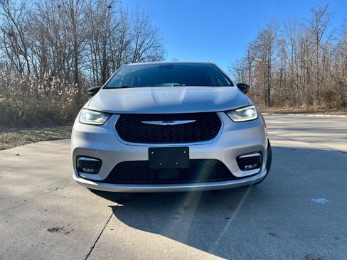 Used 2024 Chrysler Pacifica Touring-L image 3