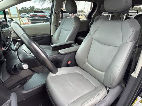 Used 2021 Toyota Sienna XLE image 21