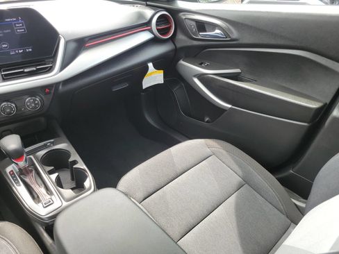 Used 2024 Chevrolet Trax RS FWD image 17