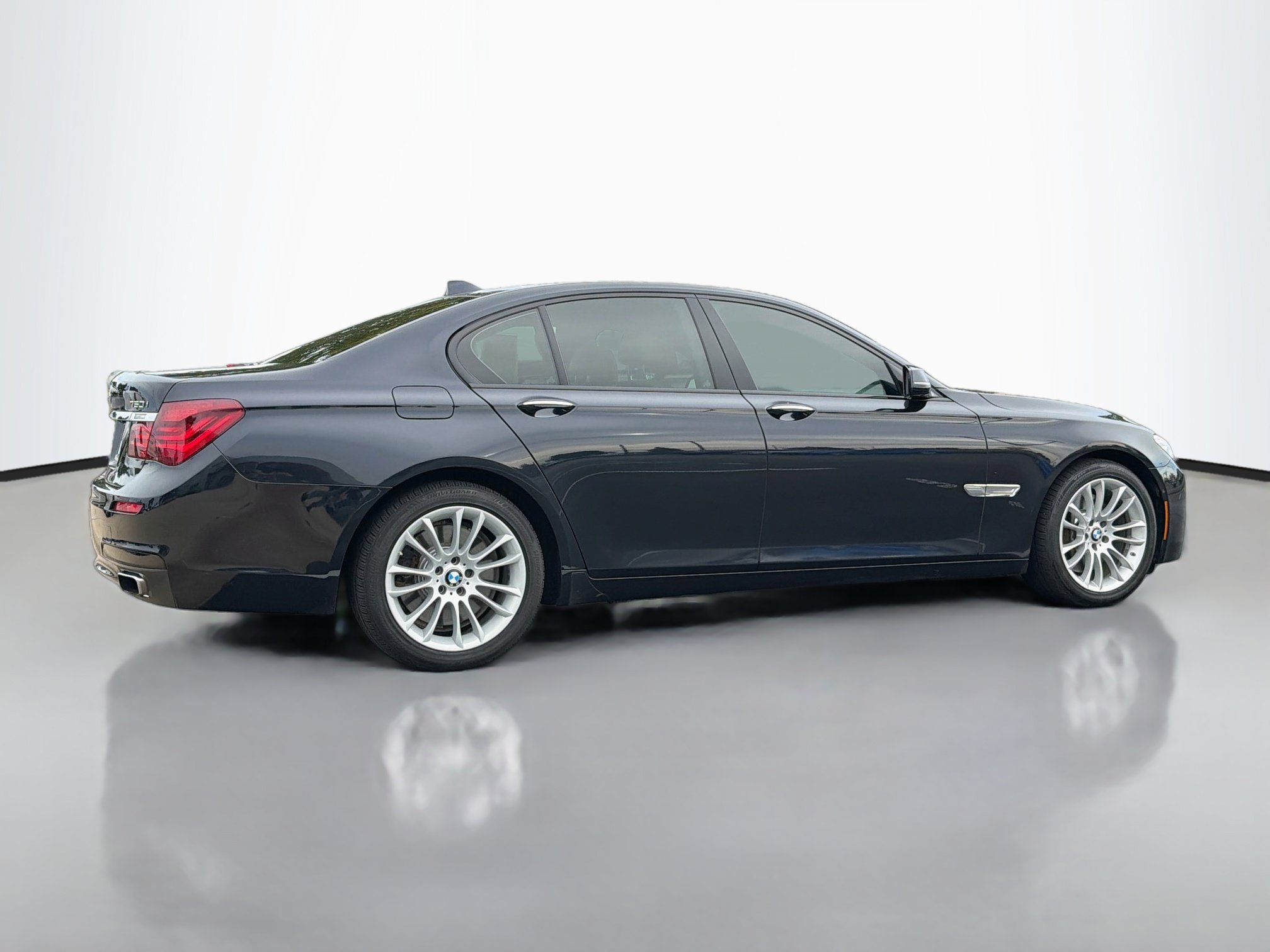 Used 2015 BMW 750i xDrive AWD/4WD image 2