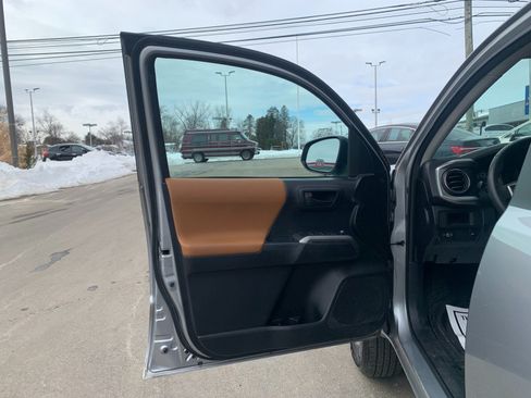Used 2017 Toyota Tacoma SR5 w/ Tow Package RWD image 10