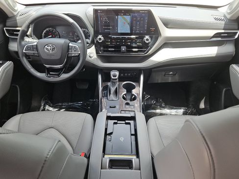 Used 2020 Toyota Highlander Limited FWD image 12