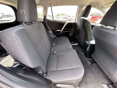 Used 2018 Toyota RAV4 LE AWD/4WD image 25