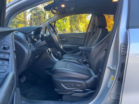 Used 2021 Chevrolet Trax LT w/ Driver Confidence Package image 19