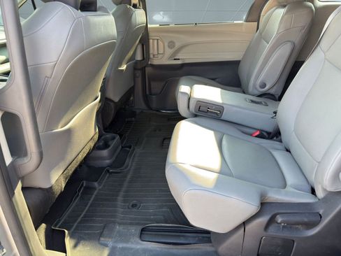 Used 2022 Toyota Sienna XLE image 13