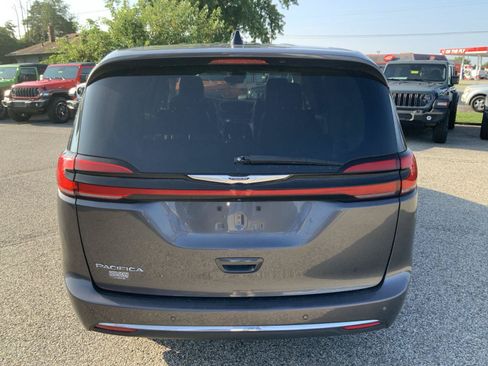 Used 2023 Chrysler Pacifica Touring-L FWD image 10