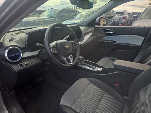 Used 2025 Chevrolet Trax LT w/ LT Convenience Package FWD image 2