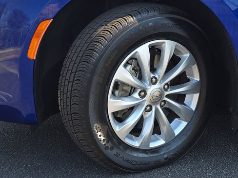 Used 2018 Chrysler Pacifica Touring-L image 33