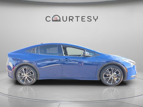 Used 2025 Toyota Prius XLE image 7