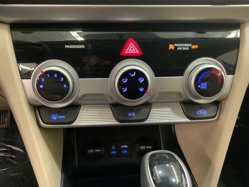 Used 2019 Hyundai Elantra SE FWD image 17