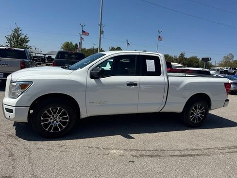 Used 2022 Nissan Titan SV RWD image 3