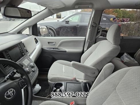 Used 2018 Toyota Sienna LE image 8