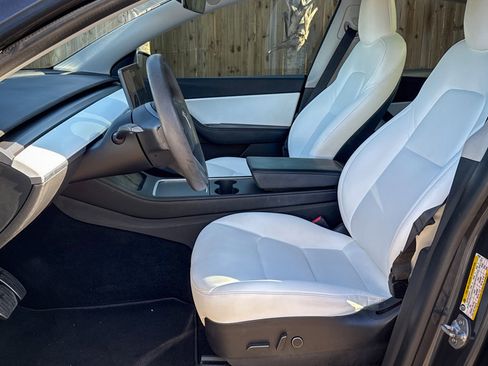 Used 2021 Tesla Model Y Long Range image 24