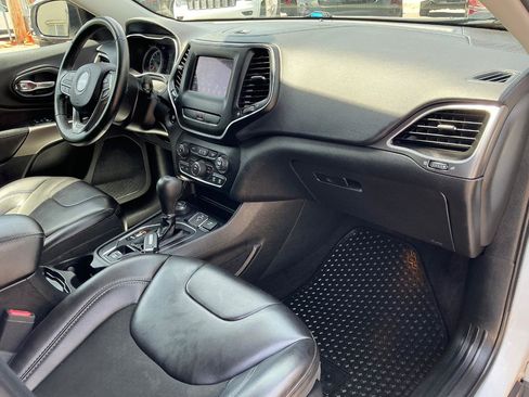 Used 2019 Jeep Cherokee Latitude Plus w/ Cold Weather Group AWD/4WD image 8