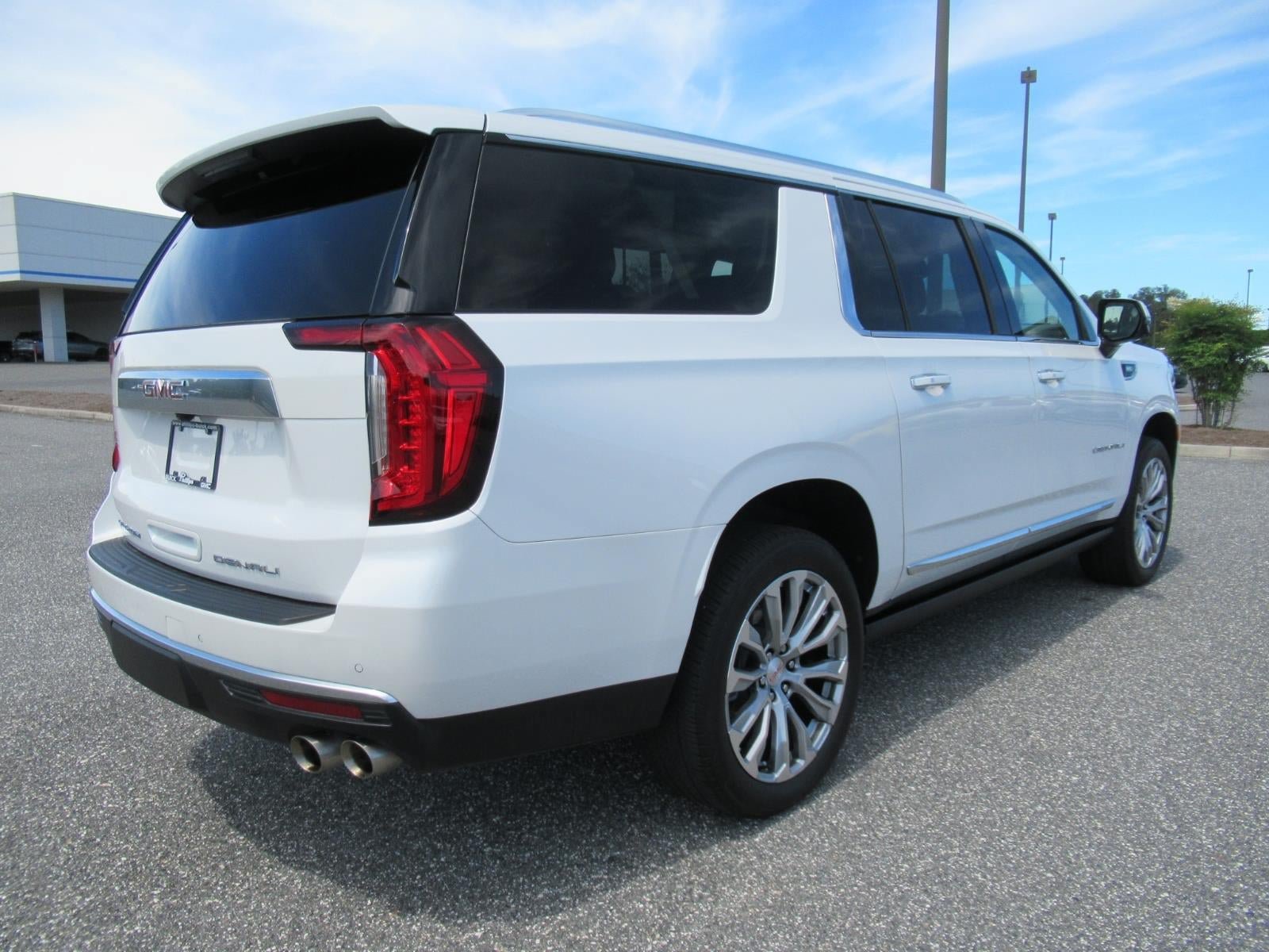 Used 2024 GMC Yukon XL Denali RWD image 7