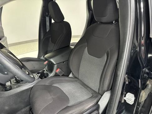 Used 2019 Jeep Cherokee Latitude w/ Popular Appearance Group AWD/4WD image 12